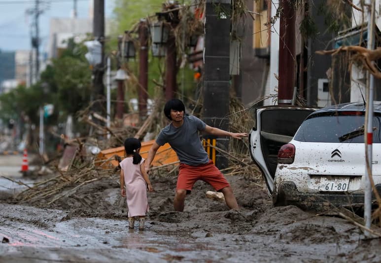 Las prefecturas de Gifu y Nagano son las más afectadas por las precipitaciones torrenciales, que llevaron hoy a las autoridades niponas a decretar temporalmente la máxima alerta meteorológica y a recomendar la evacuación de unas 220,000 personas.
(EFE)