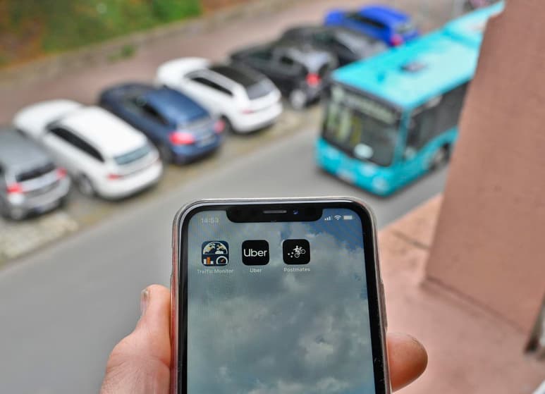 Para los que aún tienen la oportunidad de quedarse en casa o simplemente prefieren las entregas en su domicilio en lugar de tener que ir ellos mismos a comprar, Uber anunció que está lanzando un servicio de entrega de abarrotes en Canadá y algunos países de América Latina. (ARCHIVO)