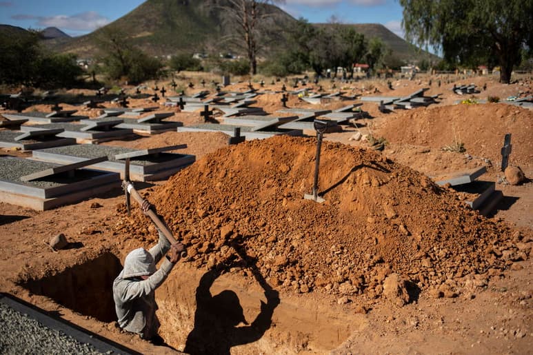 La región sudafricana de Gauteng, donde están Johannesburgo y Pretoria y que es ya el nuevo epicentro de la pandemia de la COVID-19 en el continente africano, tiene planes para excavar más de 1.5 millones de tumbas en el caso de que sean necesarias por una expansión descontrolada del coronavirus. (ARCHIVO)