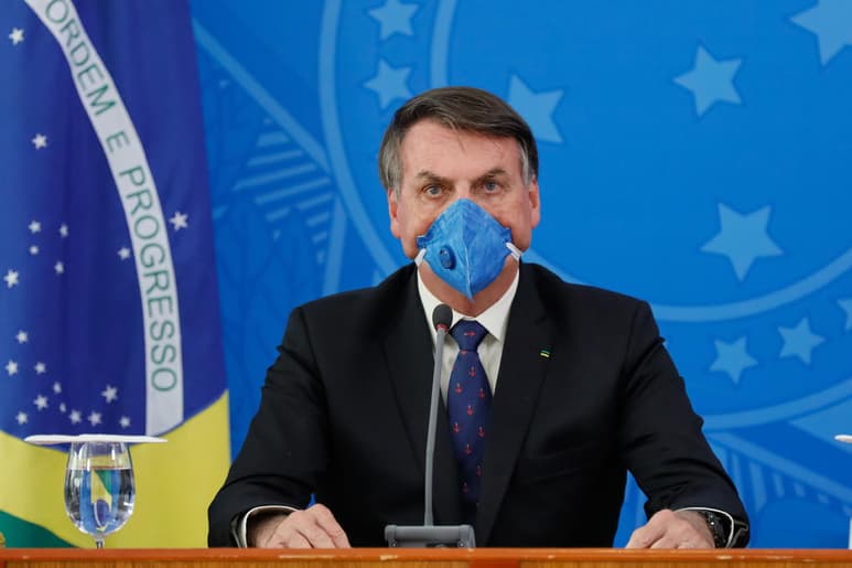 El presidente Jair Bolsonaro aseguró este miércoles que ningún país del mundo ha preservado la vida y los empleos como Brasil sin propagar el pánico ante la pandemia del coronavirus, aunque en el gigante sudamericano cerca de 68,000 personas han muerto por la COVID-19. (ARCHIVO)