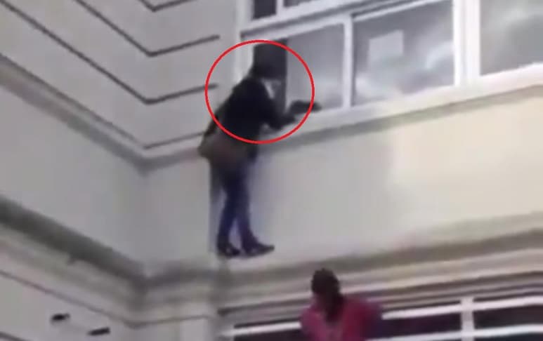 En redes sociales se viralizaron las imágenes de la mujer trepando por la parte exterior del hospital (CAPTURA)