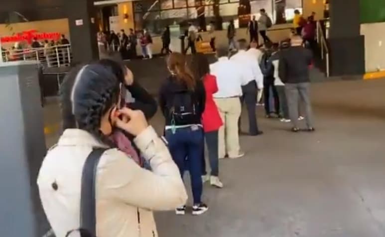 Usuarios en redes critican el actuar de las personas al no tomar medidas de prevención contra posibles contagios por COVID-19, durante la reapertura de centros comerciales la Ciudad de México (CAPTURA)