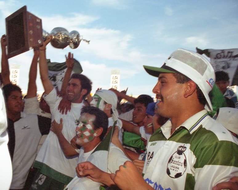 De Anda se convirtió en el primer capitán de
Santos que levantó un trofeo de campeón de Liga, cuando los Guerreros se impusieron al Necaxa en el torneo Invierno 1996. (Archivo)