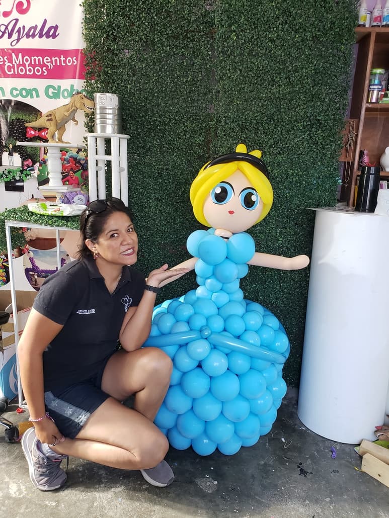 ESFUERZO. Lili prefiere empezar de nuevo una pieza cuando un globo no embona como debe ser.