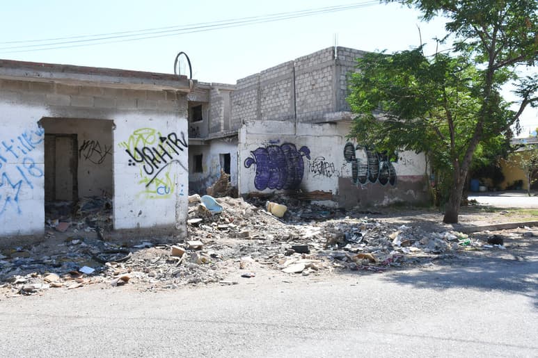 Imágenes como la que se muestra en la gráfica se pueden observar en esta colonia, decenas de casas abandonadas usadas de refugio y tiraderos.
