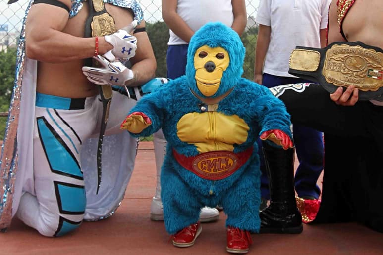 Tras echarse un clavado en la memoria, el Kemonito recordó que su estreno en los encordados fue el 20 de noviembre del 2002 en la Arena México, aliado al Gigante Silva y el Rayo de Jalisco Jr. (ARCHIVO)