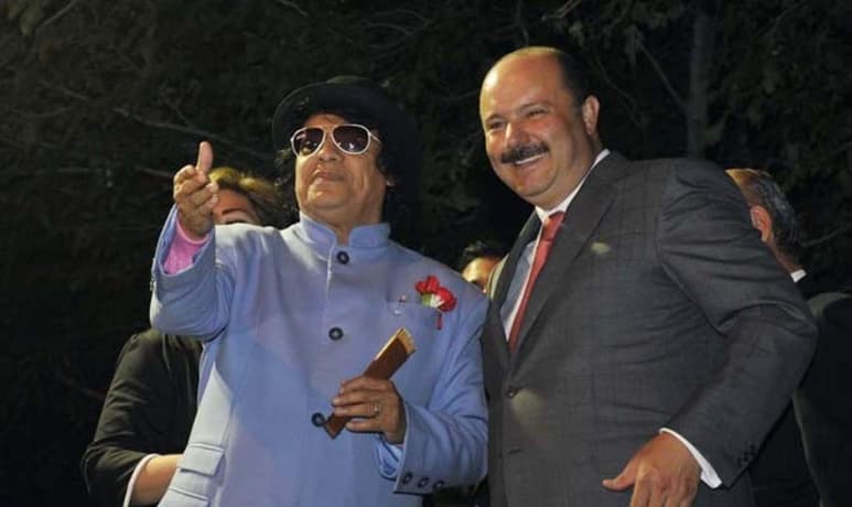 Luego de la polémica que se suscitó en torno a la detención del exgobernador de Chihuahua, César Duarte, el pasado miércoles en EUA tras permanecer prófugo desde 2017, se revivió en redes sociales una fotografía del expolítico junto a Juan Gabriel durante una fiesta de cumpleaños. (ESPECIAL)