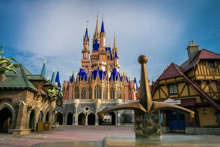 Los visitantes tendrán que olvidarse de los encuentros cercanos con Mickey Mouse y el Pato Donald una vez que los parques temáticos de Walt Disney World reabran sus puertas. Tampoco habrá espectáculos de fuegos artificiales ni desfiles (eventos que atraen a multitudes) y tanto visitantes como empleados serán sometidos a chequeos de temperatura en la entrada. (INSTAGRAM)