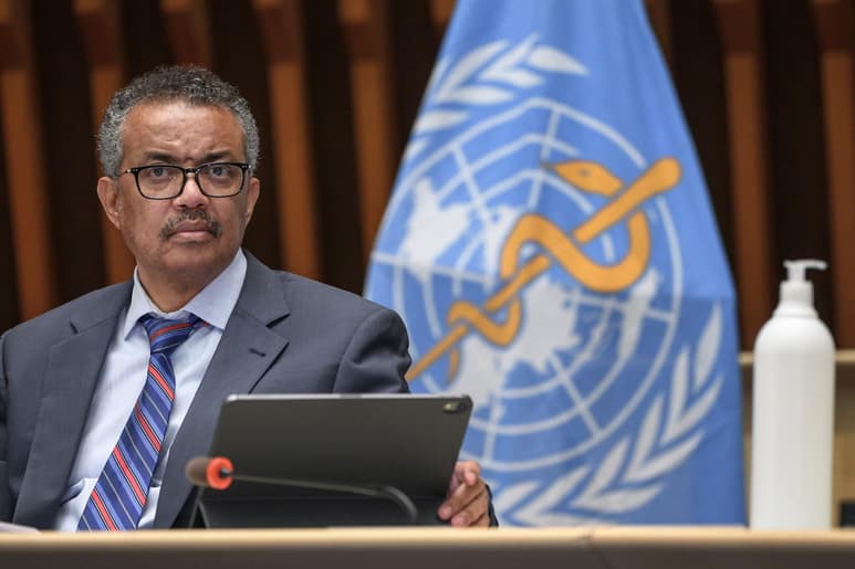 El titular de la Organización Mundial de la Salud dijo el jueves que la expresidenta de Liberia, Ellen Johnson Sirleaf, y la ex primera ministra neozelandesa Helen Clark encabezarán una nueva comisión encargada de realizar una “evaluación honesta” de la respuesta global a la pandemia de coronavirus. (ARCHIVO)