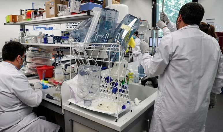 España formará parte del proceso de producción de la vacuna contra la COVID-19 que desarrolla la farmacéutica estadounidense Moderna, y una planta ubicada en Madrid proporcionará la logística para los viales con los que se abastecerá a los mercados de fuera de Estados Unidos a partir de 2021. (ARCHIVO)
