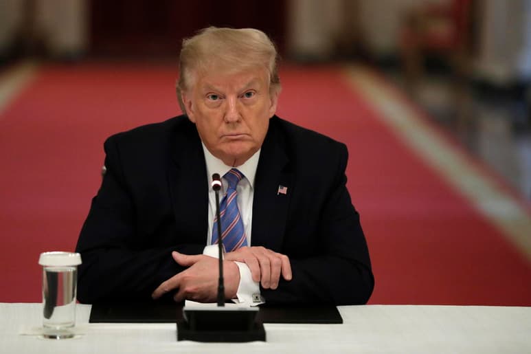 El presidente de EUA, Donald Trump, afirmó este jueves que el caso por su declaración de impuestos es un 'enjuiciamiento político', después de que el Tribunal Supremo del país le ordenara entregar esa documentación. (ARCHIVO)
