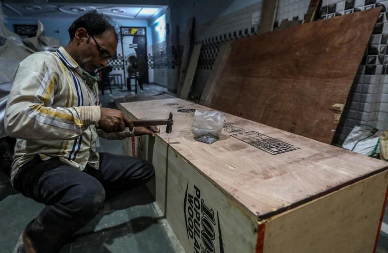 Aijaz-ur-Rahman Qasmi para fabricar con su ONG ataúdes que ofrece a bajo precio o gratis a los musulmanes de Nueva Delhi que han perdido a algún familiar por la COVID-19. (EFE)