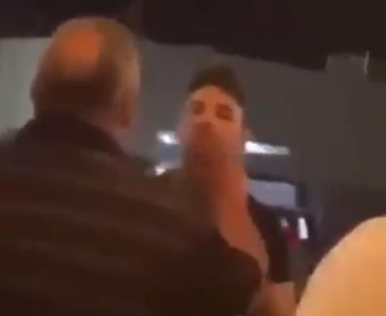 En las imágenes difundidas en el Internet aparece el joven dirigiéndose a la salida junto a su novia Latory González, quien lo intentó tranquilizar en distintas ocasiones. (CAPTURA)