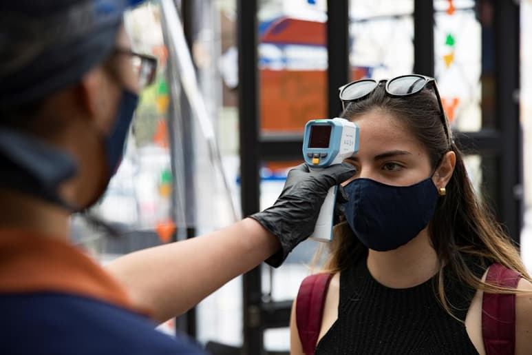 Ecuador reportó este jueves 65,018 positivos por la COVID-19, 797 más que en la víspera, y 4,939 muertes por la enfermedad, 39 adicionales, a los que se suman 3,282 probables. (ARCHIVO)