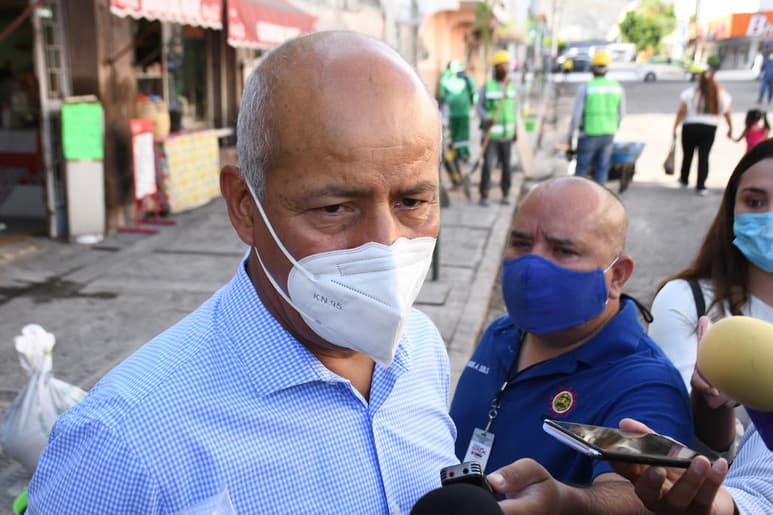 Tomas Galván Camacho, quien precisó que de las 208 banquetas con daños de consideración en la zona del primer cuadro, solamente 30 propietarios aceptaron iniciar por su cuenta los arreglos necesarios, esto dentro del proyecto de mejora a la imagen urbana de la autoridad municipal. (FERNANDO COMPÉAN)