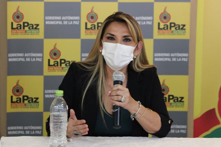“Me siento bien, me siento fuerte, voy a seguir trabajando de manera virtual desde mi aislamiento”, dijo Áñez a través de un video en su cuenta de Twitter. (AP)