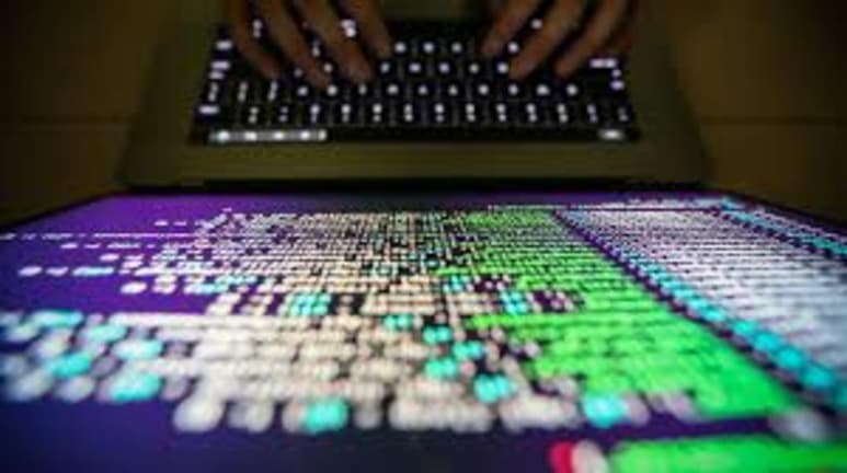 La Confederación Patronal de la República Mexicana (Coparmex) propuso reformas a la Ley Federal de Telecomunicaciones para combatir y dar herramientas de investigación en casos de sabotaje, hackeo y delitos cibernéticos, al obligar a los proveedores de servicios de internet a resguardar información de direcciones IP y entregarla por orden judicial. (ARCHIVO)