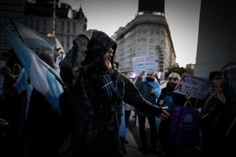 Las protestas se dieron luego de que Argentina registró este jueves un nuevo récord diario de positivos de coronavirus. (EFE)