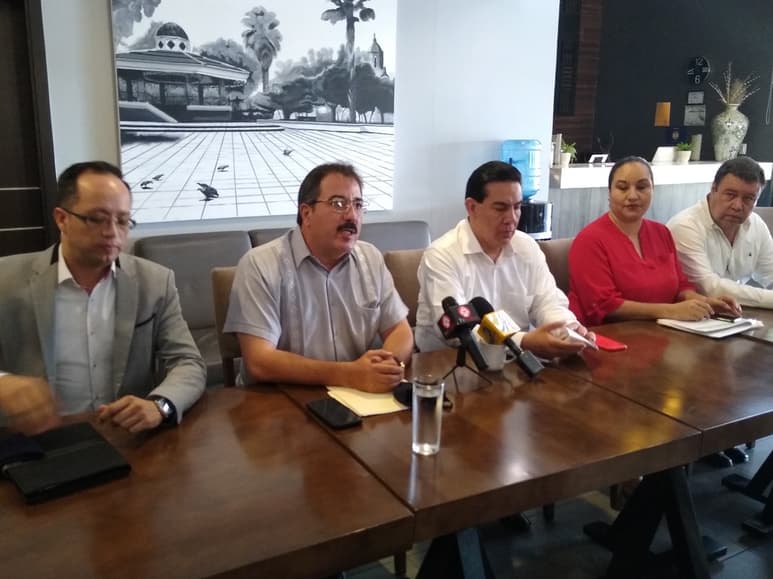 Dos regidores del PRI, acompañados por las dirigencias estatal y municipal, solicitan al Ayuntamiento que pague las pensiones.