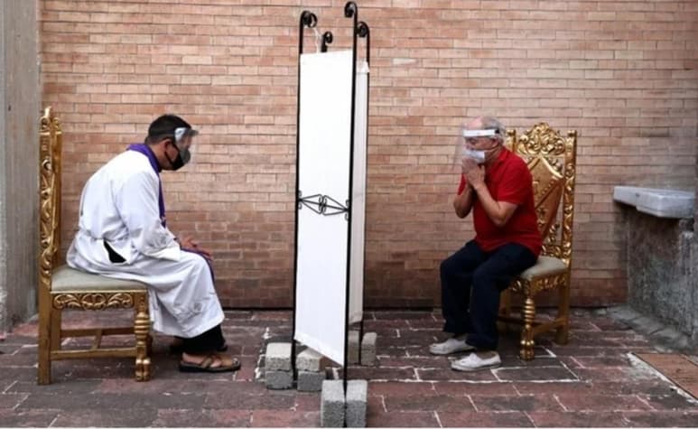 Tras concluir las confesiones, el sacerdote contó que en el templo, ubicado en la colonia Portales, cuentan con un protocolo de medidas sanitarias que incluye el uso de cubrebocas, tapetes desinfectantes, gel antibacterial y toma de temperatura.
(ARCHIVO)