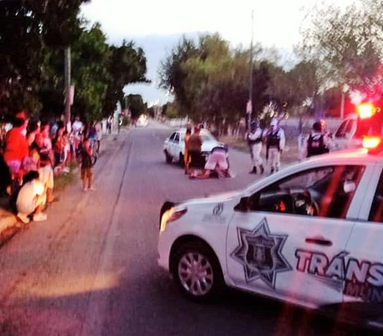 Un menor de 17 años de edad resultó lesionado luego de que fue impactado por un taxi cuando intentaba cruzar la calle. (EL SIGLO DE TORREÓN)