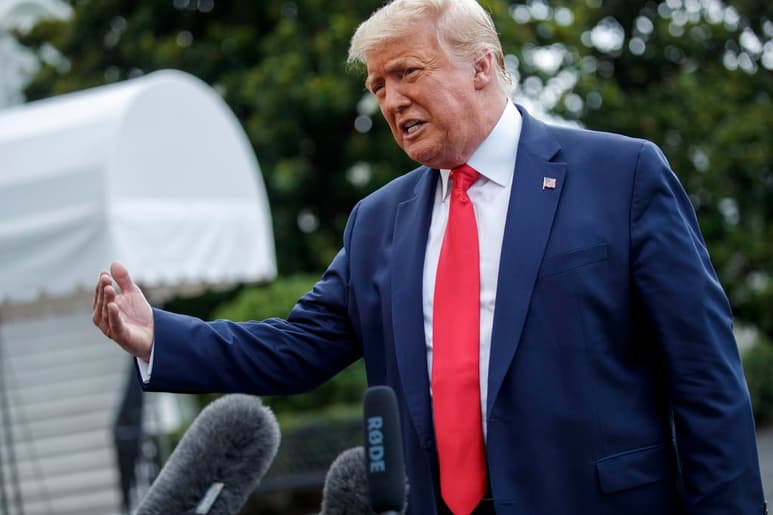 El presidente de EUA, Donald Trump, llegó este viernes a Miami, donde analizará la lucha contra los cárteles de la droga en una reunión en el Comando Sur y se encontrará con representantes de la comunidad venezolana y exiliados cubanos en una iglesia. (ARCHIVO)