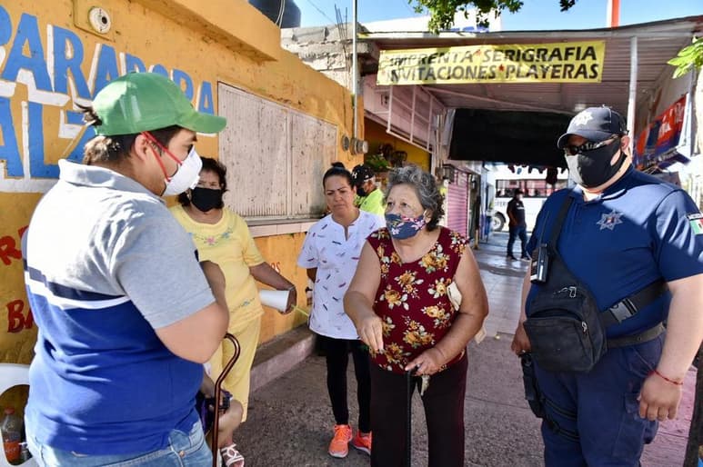 En su mayoría adultos mayores, reclamaron con gritos para llamar la atención de las autoridades municipales, de quienes aseguran, solamente habían recibido 'números de reporte'.
(ERICK SOTOMAYOR)