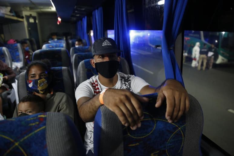 La pandemia de coronavirus en el mundo le ha dado libertad a Estados Unidos de deportar a migrantes sin importar su condición física hacía el lado mexicano. (ARCHIVO)