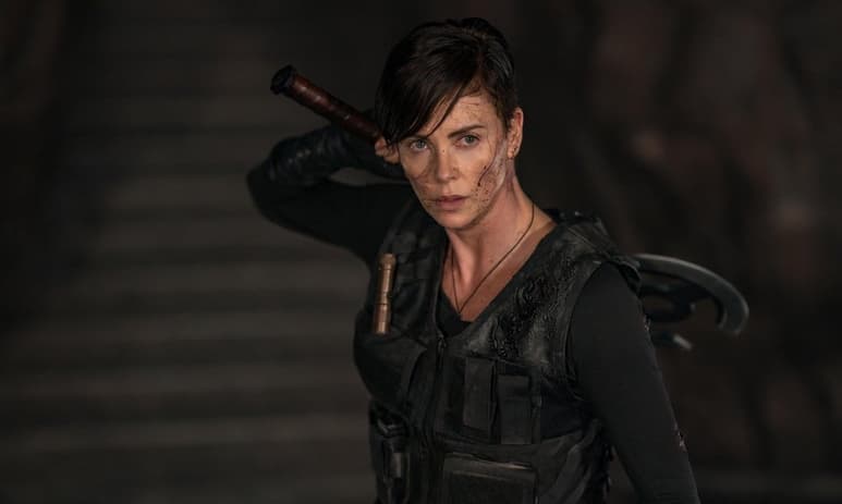 En la trama. Charlize da vida a 'Andy', una guerrera inmortal que dirige una banda de mercenarios.
