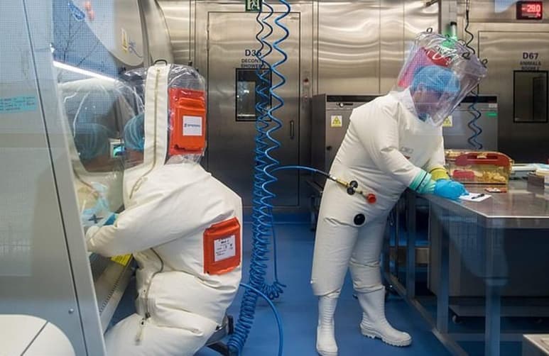 El director del laboratorio, Yuan Zhiming, dijo para el reportaje que 'cuentan con medidas de seguridad estrictas que es imposible que un mosquito pueda entrar a las instalaciones del lugar' (CON MATERIAL DE AFP)