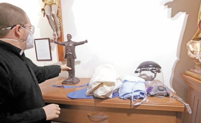 Durante 33 días, tiempo que el COVID-19 estuvo en su organismo, el sacerdote Andrés López se encomendó a Dios. Ahora, libre de la enfermedad que ha matado a más de 30 mil mexicanos, el religioso que acude a hospitales para absolver a pacientes y llama a no perder la fe. (ARCHIVO)