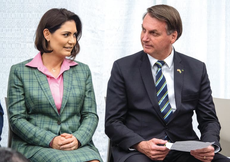 Michelle Bolsonaro (i) junto a su esposo, el presidente de Brasil, Jair Bolsonaro, quien recientemente dio positivo a SARS-CoV-2. (ARCHIVO)