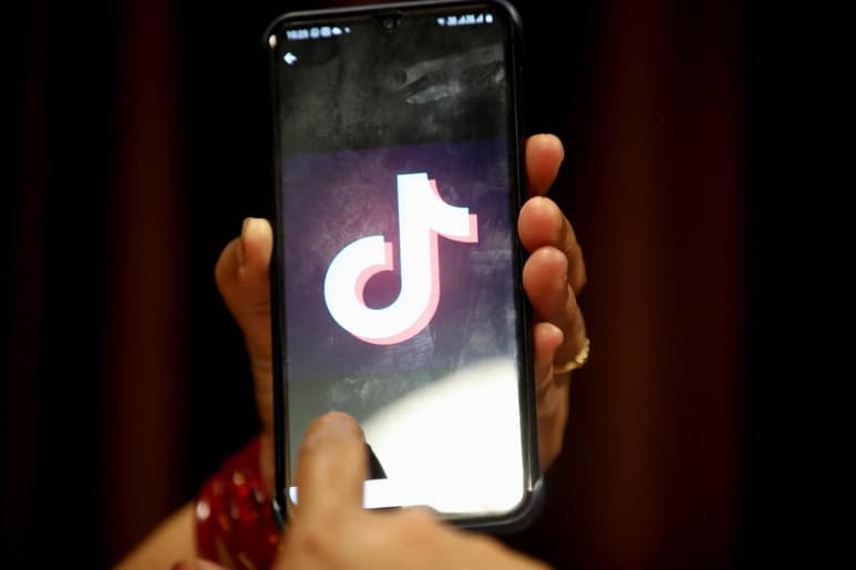 La multinacional estadounidense del comercio electrónico Amazon dijo que el e-mail enviado a sus trabajadores en el que les pedía eliminar de sus celulares la red social china TikTok alegando 'riesgos para la seguridad' fue un error y que su uso no queda prohibido. (ARCHIVO) 