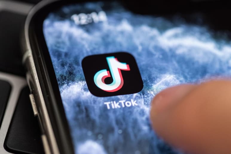 La India, un país fascinado por los bailes y las canciones de amor de su peculiar industria cinematográfica, había encontrado en la aplicación china TikTok su particular Bollywood de las redes sociales, pero una disputa fronteriza entre Pekín y Nueva Delhi se la arrebató de golpe. (ARCHIVO)