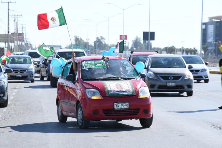 El Frente Nacional Anti AMLO (FRENAA) realizó una caravana motorizada en La Laguna para exigir la renuncia del presidente de la República, Andrés Manuel López Obrador. (FERNANDO COMPEÁN)