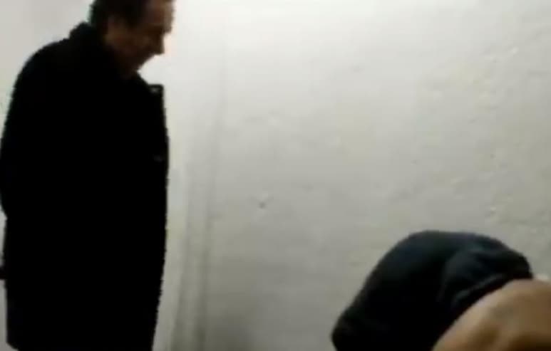 En el video se escucha a 'El Cepillo', hablar sobre lo ocurrido el día en que desaparecieron los normalistas, mientras él se encuentra esposado (MATERIAL COMPARTIDO POR CIRO GÓMEZ LEYVA)