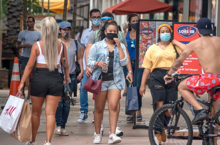 Florida inició la semana con 12,624 nuevos casos de COVID-19 después de haber anotado un récord nacional de 15,300 este domingo y en medio de reclamos para que las autoridades tomen medidas para frenar la escalada de contagios. (ARCHIVO)