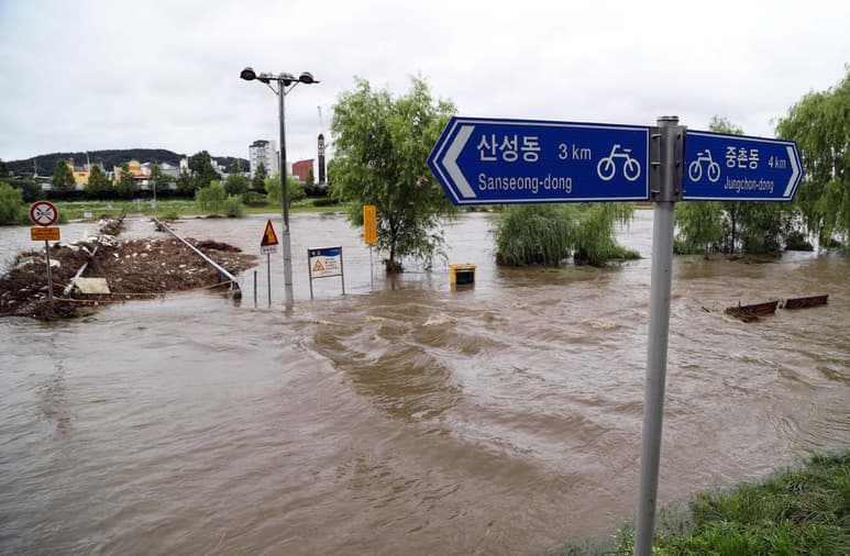 Por su parte, Corea del Sur sufrió torrenciales lluvias que dejaron muertos y daños. (EFE)