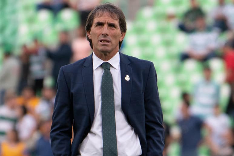 Todavía no digiere los duros golpes de haber perdido para el torneo Guard1anes 2020 de la Liga MX, a su paisano Brian Lozano y de nueva cuenta, a Ayrton Preciado.