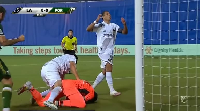 Esta noche fue distinta para Hernández. Héroe y villano a la vez, al fallar una pena máxima, a los 11 minutos de juego. (ESPECIAL)
 