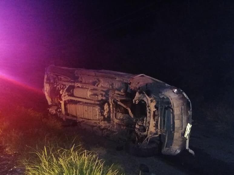 El percance se registró alrededor de las 20:50 horas de este lunes, en la carretera federal que conduce a Durango, a pocos metros del ejido los Ángeles, en Lerdo.
(EL SIGLO DE TORREÓN)