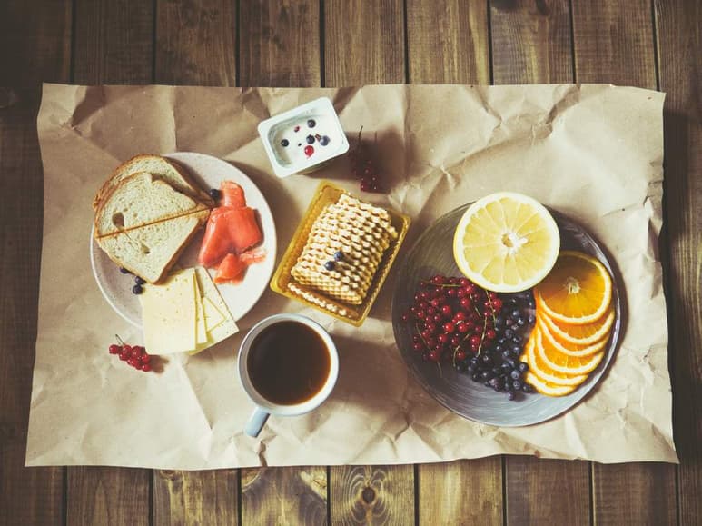 La diferencia entre este método y la inanición, es que aquí no se restringe la ingesta de alimentos, sino el horario en que lo hace. (ESPECIAL)