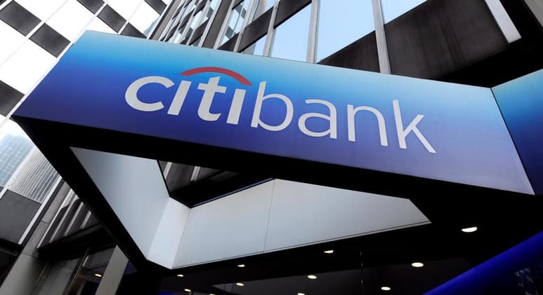 Tres de los principales bancos estadounidenses apartaron unos 30,000 millones de dólares en el segundo trimestre del año, para cubrir deudas que podrían quedar sin pagar debido los estragos que la pandemia del coronavirus está teniendo en las finanzas de particulares y empresas. (ARCHIVO)