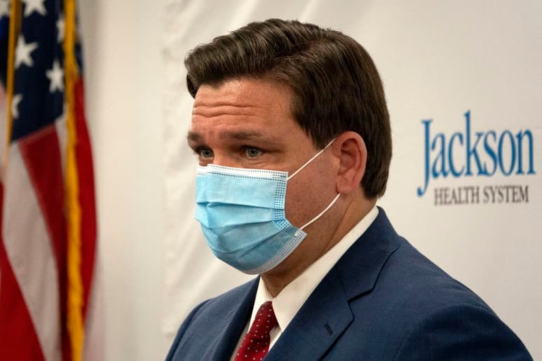 La Asociación Nacional de Sordos (NAD) y la organización Disability Rights Florida (DRF) pidieron a un juez federal que ordene al gobernador de Florida, Ron DeSantis, proporcionar 'inmediatamente' interpretación simultánea del lenguaje de señas en las conferencias de prensa sobre la situación de la pandemia de la COVID-19. (ARCHIVO)
