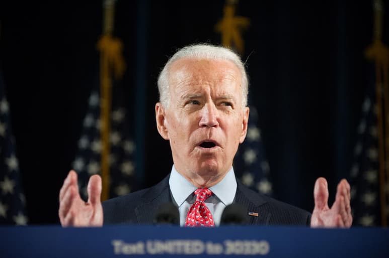El exvicepresidente de Estados Unidos, Joe Biden, virtual candidato demócrata para las elecciones de noviembre, aseguró este martes que la crisis por la pandemia del coronavirus es 'tan mala que hasta el presidente Donald Trump ha decidido llevar tapabocas en público'. (ARCHIVO)