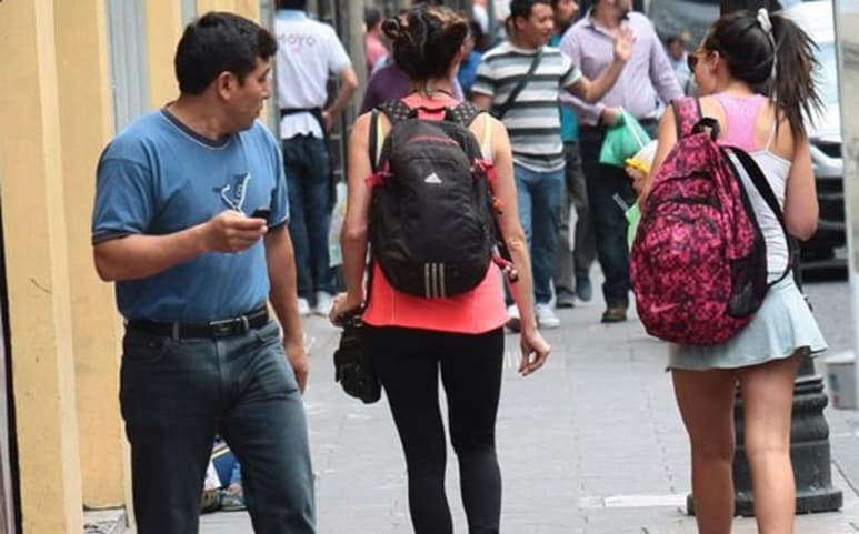 El Congreso de Costa Rica aprobó este martes de manera unánime, en la segunda y definitiva votación, una ley que castiga con multas económicas y hasta prisión el delito de acoso sexual callejero. (ARCHIVO)