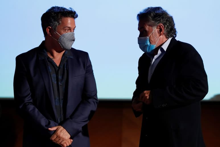 Con medidas. Alejandro Sanz recibió su reconocimiento con mucha precaución.