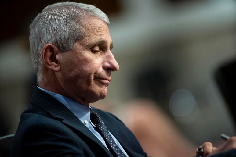 Fauci atribuyó el hecho de que rechazara sus peticiones de aparecer en medios por negarse a seguir la línea de la Casa Blanca. (ARCHIVO)