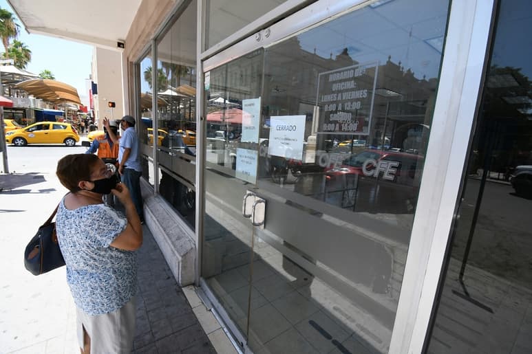 Se activaron los protocolos de control de COVID-19 en las oficinas de la CFE ubicadas en la calle Valdez Carrillo en el Centro. (FERNANDO COMPEÁN)