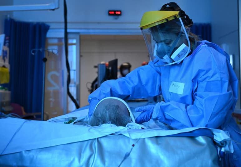 Los casos diarios registrados la pasada jornada no llegaron a los 200,000, después de varios días con cifras récord de hasta 230,000, aunque los altibajos en este indicador son frecuentes. (ARCHIVO)